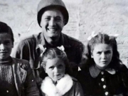 Ο Μάρτιν Αντλερ το 1944 με τα τρία παιδιά που παραλίγο να σκοτώσει στην Ιταλία