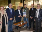 Ο κ. Ασπασίδης με μέλη των Ρόταρυ Λάρισας και το λεύκωμα που εξέδωσαν πρόσφατα για τη δράση τους πανελλαδικά.