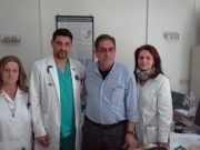 Από αριστερά προς τα δεξιά: η προϊσταμένη της κλινικής Χρ. Δημητρίου, ο ειδικευόμενος γιατρός Κ. Λαχανάς, ο διευθυντής της Παιδοχειρουργικής κλινικής του ΓΝΛ Α. Μάρκου και η αναπληρώτρια διευθύντρια Ε. Καρβούνη