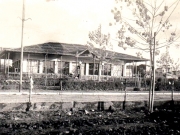 Το ψυχαγωγικό κέντρο «Αλκαζάρ» όπως το διαμόρφωσε μεταπολεμικά  ο Μήτσος Βρεττόπουλος. Δυτική άποψη. Φωτογραφία του 1948