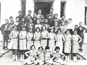 Οι Ε’ και ΣΤ’ τάξεις του Δημοτικού Σχολείου της Ισραηλιτικής Κοινότητος Λαρίσης το 1933. Επάνω αριστερά διακρίνεται ο διευθυντής Αθ. Ζέικος και αριστερά ο δάσκαλος Ισ. Κασσούτο. Δημοσιεύθηκε στο περιοδικό «Χρονικά» (ΚΙΣ), τ. 45 (1/1982), σ. 15