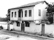 Η οικία Γερολυμάτου, κτίσμα της περιόδου της Τουρκοκρατίας,  στην παλιά συνοικία Σουφλάρια, επί της οδού Σεφέρη, αρ. 39.  Φωτογραφία του 1946.