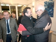 * ΤΩΡΑ πια που δεν είναι δήμαρχος, κινείται πιο ελεύθερα. Ο Απ. Καλογιάννης χθες στην εκδήλωση του ΣΥΡΙΖΑ, διαχυτικός με τον Νίκο Παππά. Ζ.