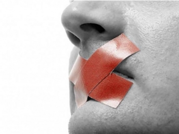 Η αντιπολίτευση καταδικάζει τις διώξεις δημοσιογράφων από Καμμένο