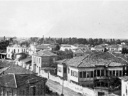 Η οδός Βόλου και δεξιά το Μεγάλο Κονάκι του Μεχμέτ Χατζή Μέτο.  Κάτω αριστερά η κατοικία της οικογένειας Ζαρίμπα. Φωτογραφία του Α. Αθανασόπουλου. 1933