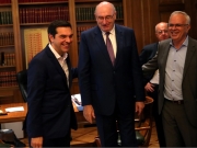 Ο πρωθυπουργός Αλέξης Τσίπρας και ο υπουργός Αγροτικής Ανάπτυξης και Τροφίμων Βαγγέλης Αποστόλου υποδέχονται τον επίτροπο Γεωργίας της Ε.Ε., Φιλ Χόγκαν (κέντρο) στη συνάντησή τους στο Μέγαρο Μαξίμου