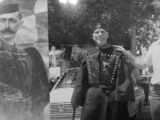 1974, στην πιάτσα των ταξί επί της Κεντρικής πλατείας της Λάρισας. Ο ταξιτζής Τάκης Βράτζας (δεξιά), με τον Μακεδονομάχο Γιώργο Ριζάρη, υπασπιστή του Παύλου Μελά. Στα χέρια του ξεψύχησε το σύμβολο του Μακεδονικού Αγώνα