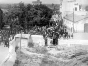 15 Μαΐου 1934. Η πομπή της περιφοράς της εικόνας του Αγίου Αχιλλίου επιστρέφει στον μητροπολιτικό ναό. Δεξιά χαμηλά στην εικόνα διακρίνονται ορισμένοι από τους πάγκους του θεάτρου του Φρουρίου όπως ήταν ημικυκλικά τοποθετημένοι. Φωτογραφία του Παντελή Γκίνη. Αρχείο Φωτοθήκης Λάρισας