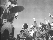 Ο Λαρισαίος Διοικητής της 335 Μοίρας, επισμηναγός Ιωάννης Κέλλας και πληρώματα που πανηγυρίζουν για την επιτυχή προσβολή του Ιταλικού Διοικητηρίου στη Μέση Ανατολή, την 28η Οκτωβρίου του 1943