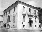 Το ξενοδοχείο «Μέγας Αλέξανδρος»,  στη γωνία των οδών Σκαρλάτου Σούτσου και Ίωνος Δραγούμη.  Από το βιβλίο των Μιχ. Αβραμόπουλου και Βασ. Βουτσιλά «Λάρισα». 1962