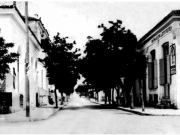 Η οδός Κούμα φωτογραφημένη από τη διασταύρωσή της με τη Μεγ. Αλεξάνδρου.  Φωτογραφία του 1930 περίπου. Από το αρχείο του Θανάση Μπετχαβέ
