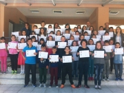 Οι βραβευθέντες μαθητές του Ολοήμερου Δημοτικού Σχολείου Γόννων με τους εκπαιδευτικούς τους