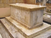 Ο τάφος του μητροπολίτη Νεοφύτου © Α. Χ. Γρηγορίου (2012) *Βλ. Α΄ Μέρος, φ. 33454 (2 Ιουλίου 2017).