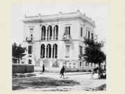 Δύο πανομοιότυπες αρχοντικές κατοικίες της ίδιας χρονικής περιόδου (πριν το 1897): Το αρχοντικό Κωνσταντίνου Σκαλιώρα στη Λάρισα.