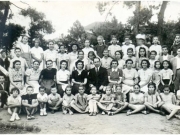 Δημοτικό Ωδείο Λάρισας. Ο Γ. Μίγκος, καθηγήτριες, μαθητές και μαθήτριες του Ωδείου στον Κήπο των Ανακτόρων. Φωτογραφία του Γεωργίου Βαλσάμη του 1940. Από το αρχείο του Αλέξανδρου Γρηγορίου