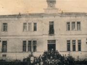 Το κεντρικό κτίριο της Αβερωφείου Γεωργικής Σχολής. Επιστολικό δελτάριο των αδελφών Παπακωνσταντίνου. Τέλη δεκαετίας του 1910. Από το αρχείο του Αντώνη Γαλερίδη