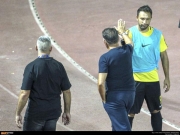 Φεύγοντας από το γήπεδο όταν αποβλήθηκε  ο κ. Κούγιας χαιρέτισε τον πρώην παίκτη της ΑΕΛ  και νυν του Αρη Θωμά Ναζλίδη που έκανε ζέσταμα