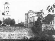 Η μεγάλη σκάλα, η οποία συνέδεε τον Λόφο της ακρόπολης της Λάρισας με τη δεξιά όχθη του Πηνειού. Φωτογραφία του 1935. Αρχείο Φωτοθήκης Λάρισας