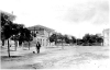 Η βορειοανατολική πλευρά της Πλατείας Ταχυδρομείου.  Επιστολικό δελτάριο αρ. 1 του Fr. Caloutas από τη Σύρο. 1915 περίπου.