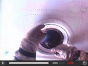 Κοσμοναύτες καθαρίζουν τζάμια του ISS