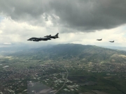 Μαχητικά F-16 της 337 Μ από τη Λάρισα συνοδεύουν αμερικανικά βομβαρδιστικά πάνω από τα Σκόπια