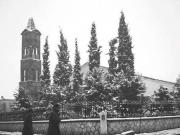 Βορειοανατολική άποψη του ναού του Αγίου Νικολάου και του προαύλιου χώρου του, μια χιονισμένη ημέρα του 1948. Φωτογραφία του Τάκη Τλούπα, από το βιβλίο &quot;Λάρισα. Εικόνες του χθες&quot;, έκδοση του Δήμου Λαρισαίων, (1986) σελ. 107.