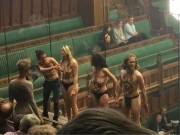 Γυμνοί διαδηλωτές εισέβαλαν στο κοινοβούλιο