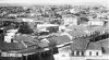 Η νοτιοδυτική πλευρά της προπολεμικής Λάρισας όπως την αντίκριζε κανείς από το ύψος του πύργου του ρολογιού της πόλεως. Φωτογραφία του 1935 περίπου