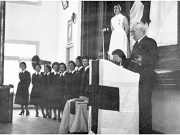 Ο πρόεδρος του Ε. Ε. Σ. Λαρίσης Μιχαήλ Σάπκας σε εκδήλωση στην αίθουσα  του «Σπιτιού του Στρατιώτου». 1950 περίπου. Αρχείο της Ιουλίας Ρίζου
