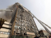 Φλεγόμενος ουρανοξύστης κατέρρευσε σαν χάρτινος πύργος