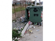 * «ΔΕΝ βρισκόμαστε σε κάποια τριτοκοσμική χώρα, αλλά στο κέντρο του Αγιοκάμπου» καταγγέλλει αναγνώστης της «Ε» που στέλνει τη φωτογραφία, με τα σκουπίδια διάσπαρτα δίπλα στον κάδο. Και σημειώνει: «Περιμένουμε τους αρμόδιους στην Καθαριότητα του Δήμου Αγιάς να τα μαζέψουν. Πάντως τα δημοτικά τέλη τα πληρώνουμε στον Δήμο Αγιάς». Και δεν είναι η πρώτη φορά που παρατηρείται αυτή η εικόνα.