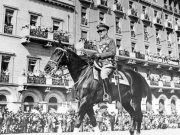 Ο βασιλιάς Παύλος (1901-1964), βρέθηκε στο θρόνο στην «καρδιά» του Εμφυλίου (1946). Πέθανε λίγες μόλις εβδομάδες μετά την επικράτηση της Ένωσης Κέντρου του Γεωργίου Παπανδρέου στις εκλογές της 16ης Φεβρουαρίου του 1964. Η βασιλεία επανήλθε στην Ελλάδα, μετά το δημοψήφισμα του 1924, από το στρατιωτικό Κίνημα του Γ. Κονδύλη, το 1935. Για να καταργηθεί οριστικά με το δημοψήφισμα του 1974