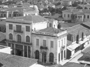 Το κτίριο της Τραπέζης Λαρίσης όπως ήταν το 1935 περίπου