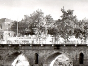 Η περιοχή «Πευκάκια» με το εξοχικό κέντρο «Καλλιθέα»  πίσω από τα κάγκελα της γέφυρας. Λεπτομέρεια από επιστολικό δελτάριο  του Νικολάου Στουρνάρα από τον Βόλο. Περίπου 1939-1940. 