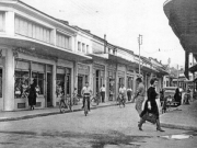 Η οδός Ερμού όπως φαίνεται από τη διασταύρωσή της με την οδό Κύπρου. Φωτογραφία του 1980 περίπου