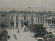 Το κατάστημα της Εθνικής Τράπεζας τα πρώτα μεταπολεμικά χρόνια. Λεπτομέρεια από καρτ-ποστάλ (Ν. Στουρνάρας, αρ. 486). © Αρχείο Α. Καραμήτσου (Θεσσαλονίκη).