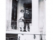 Ο Δημήτριος (Μίμης) Λογιωτάτου και η σύζυγός του Αθηνά Πλάκα στο πλατύσκαλο του υποκαταστήματος της Εθνικής Τράπεζας στη Λάρισα. Προπολεμική φωτογραφία.