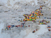 Επιδιορθώνει με Lego τοίχους που καταρρέουν