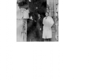 Οι αδελφοί Βασίλης (με την ποδιά) και Φώτης, παιδιά του Κωνσταντίνου Γώγου, στο κατάστημά τους επί της οδού Ερμού 13. Φωτογραφία του 1928. Από το οικογενειακό αρχείο του Ντίνου Γώγου.