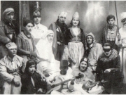 Μια ομάδα καρναβαλιστών απαθανατίζεται σε φωτογραφείο της Λάρισας το 1937