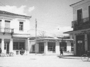 Μέρος της πλατείας Σιάουλο σε μεταπολεμική φωτογραφία του Τάκη Τλούπα. Στο μέσον η αρχή της οδού Ογλ και δεξιά η αρχή της Νικηταρά.