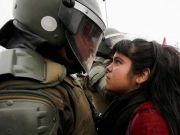 Μία νεαρή κοπέλα αντιμέτωπη με έναν άντρα της αστυνομίας τον Σεπτέμβριο του 2016 στις μεγάλες διαδηλώσεις που συγκλόνισαν την Χιλή.