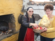 Η κ. Ελευθερία και η κ. Δέσποινα βάφουν τα κόκκινα αυγά παραδοσιακά στον ξυλόφουρνο