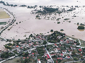 Αφήνουν την πλημμυρισμένη γη τους για 80 τ.μ. στη Λάρισα