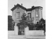 Η οικία Σταματάκη - Μπέρτολη επί της οδού Ηπείρου, στη παλιά συνοικία Φάληρο. Φωτογραφία του Τάκη Τλούπα. 1960
