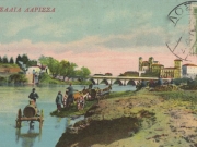 Οι βαρελάδες στις όχθες του Πηνειού γεμίζουν με νερό τα δοχεία τους. Φωτογραφία από επιστολικό δελτάριο του Στέφανου Στουρνάρα. Περίπου 1910.
