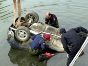 Πνιγμένος ο οδηγός του αυτοκινήτου που έπεσε στο λιμάνι του Πειραιά