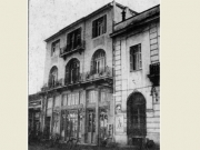Το μέγαρο Αλεξάνδρου επί της οδού Βενιζέλου σε φωτογραφία του 1946. Δεξιά διακρίνεται μέρος του κτιρίου της Τραπέζης Λαρίσης