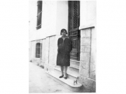 Η κεντρική είσοδος της Τράπεζας Αθηνών επί της οδού Ακροπόλεως  (Παπαναστασίου) Στα σκαλοπάτια η υπάλληλος Λίτσα Μακρή, κόρη του  Θρασύβουλου Μακρή. 1927. Αρχείο Λαογραφικού Ιστορικού Μουσείου Λάρισας.