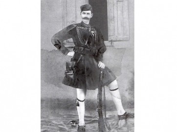 Ο Παύλος Μελάς ντυμένος με τον μακεδονικό ντουλαμά. Φωτογραφία του Γεράσιμου Δαφνόπουλου. Αύγουστος 1904